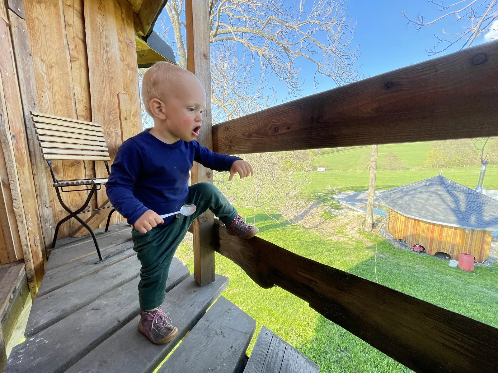 Balkon des Baumhauses mit Blick auf den Garten