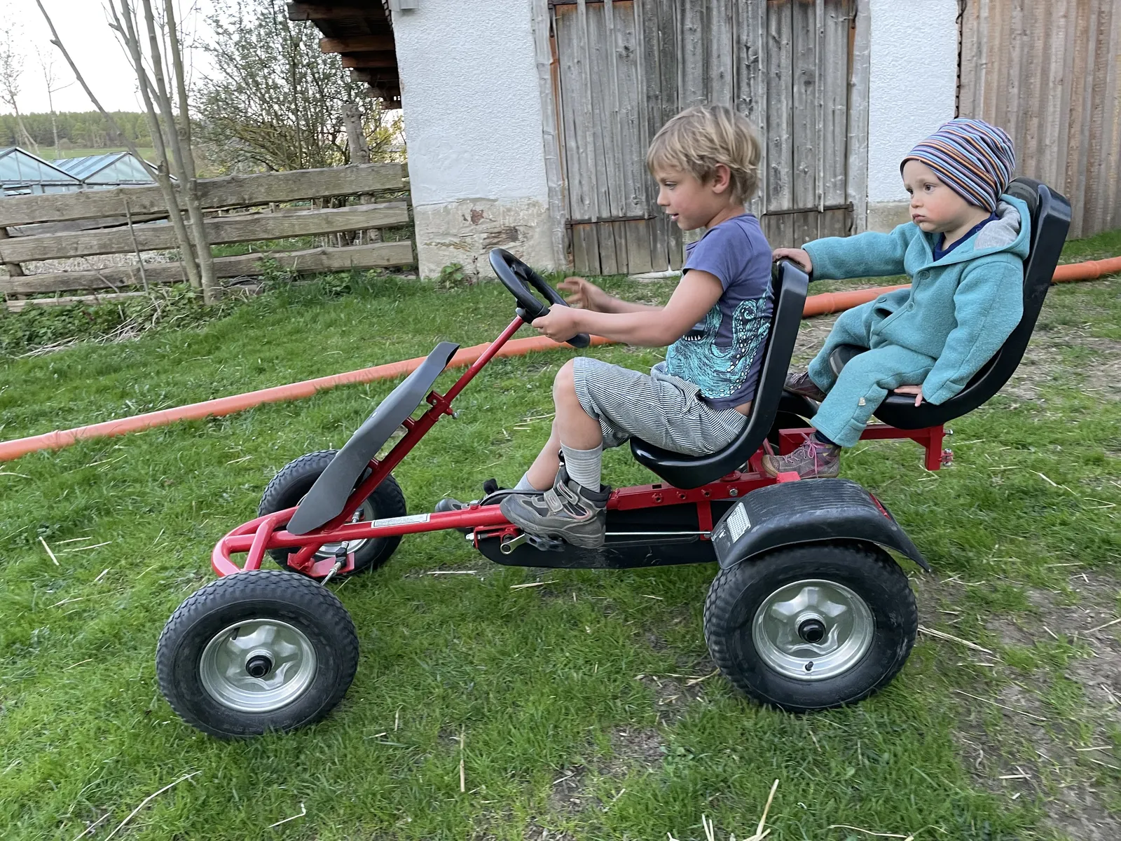 Kinder fahren Gokart auf dem Hof
