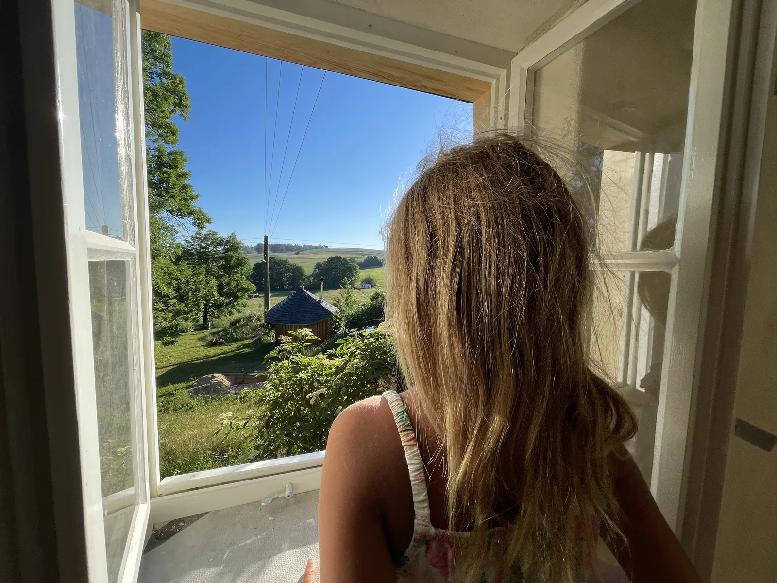 Blick aus dem Fenster zur Sauna im Garten